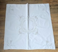FATA DE MASA VINTAGE DIN BUMBAC CU MODEL BRODAT SI BRODERIE PE FIR