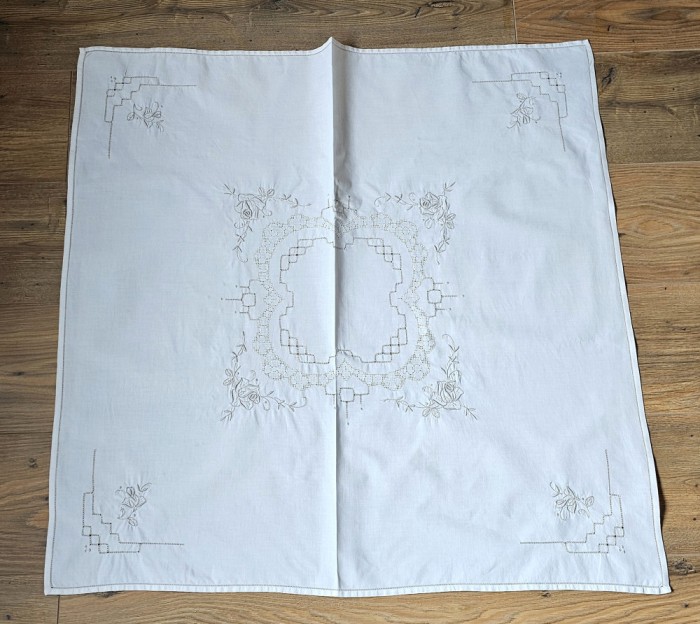 FATA DE MASA VINTAGE DIN BUMBAC CU MODEL BRODAT SI BRODERIE PE FIR