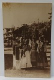 FETE DIN COMARNIC IN COSTUME POPULARE , FOTOGRAFIE IN EXTERIOR , FORMAT CARTE POSTALA , PERIOADA INTERBELICA