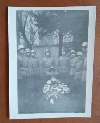 Grup de militari germani din trupele de aviatie, la mormantul unui camarad, al doilea razboi mondial foto