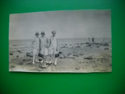 HOPCT 349 H FEMEI CU PALARII PE MALUL MARII FOTOGRAFIE VECHE TIP CP foto