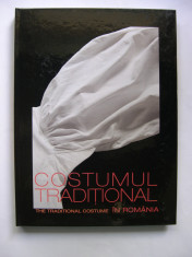 Costumul traditional in Romania. Album format mare foto