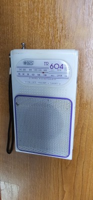 RADIO ICS TR-604 , FUNCTIONEAZA , ARE FM-MW. FUNCTIONEAZA CU 3 BATERII . ARE MUFA PENTRU CASTI . foto