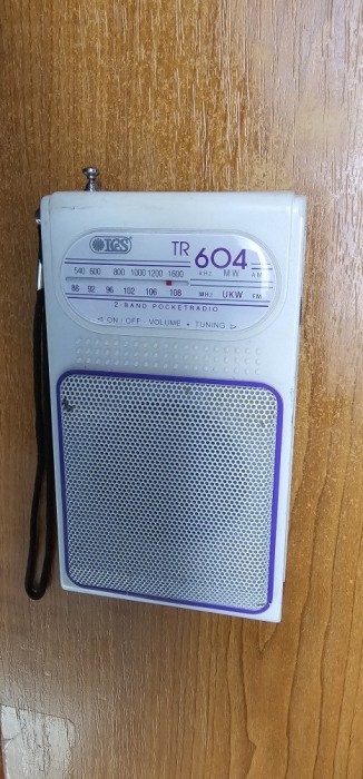 RADIO ICS TR-604 , FUNCTIONEAZA , ARE FM-MW. FUNCTIONEAZA CU 3 BATERII . ARE MUFA PENTRU CASTI .