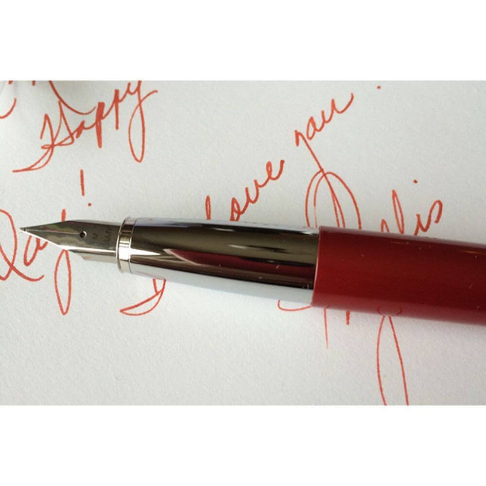 Лжени брызнул тому чернила. Надпись пером. Gel ink ball pen iso27688-1ef. Джордж паркер запатентовал свою первую письменную ручку. Чернила от ручки.