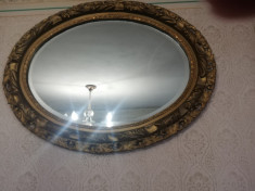 Oglinda cu rama aurita foto