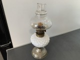 Deosebită lampă veche din sticla albă cu abajur ,are fitil,de colecție/decor.