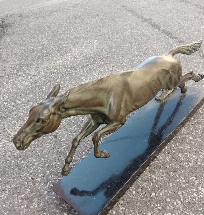 Superbă sculptura de dimensiuni mari,cal din bronz pe soclu din marmură neagră