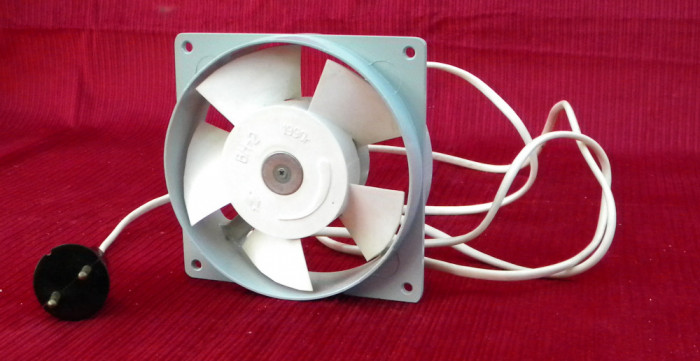 Ventilator metalic rusesc de aerisire din 1990, in stare excelenta si neuzat, perfect functional