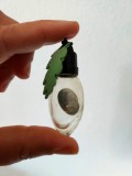 Sticluta mica de parfum veche romaneasca forma de ghinda cu frunze, goala, 5.5cm