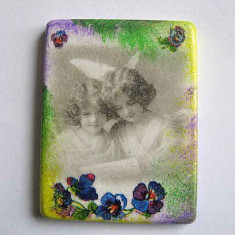 Magnet imagine copii alb negru si elemente florale colorate, magnet ipsos frigider 24384