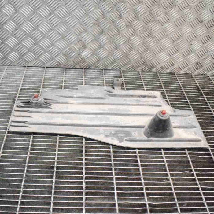 Scut motor dreapta spate FORD FOCUS III 2013 OEM: AV61-R11778-AF