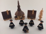 Decoratiuni Craciun artizanat traditional miniaturi din lemn reprezent&acirc;nd Biserica Seiffen si un grup de colindatori