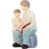 Statuie modernă pentru decorul casei reprezent&acirc;nd un tată și fiu