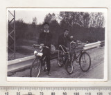 Bnk foto Barbati cu biciclete Pegas si Tohan, Alb-Negru, Romania de la 1950, Transporturi
