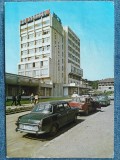 694 - Zalau Hotel Porolissum / vedere circulata / masini vechi Dacia etc., Fotografie