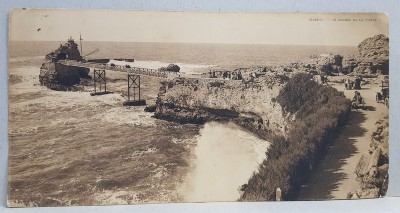 BIARRITZ - LE ROCHER DE LA VIERGE , FOTOGRAFIE MONOCROMA , FORMAT CARTE POSTALA TRIPLA , PERIOADA INTERBELICA foto