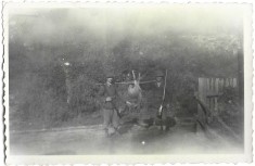 M1130N Pădurari rom&acirc;ni &icirc;n uniformă, cu puști și trofeu căprior, perioada interbelică