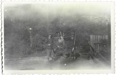 M1130N Pădurari rom&amp;acirc;ni &amp;icirc;n uniformă, cu puști și trofeu căprior, perioada interbelică foto
