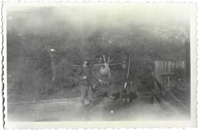 M1130N Pădurari rom&acirc;ni &icirc;n uniformă, cu puști și trofeu căprior, perioada interbelică