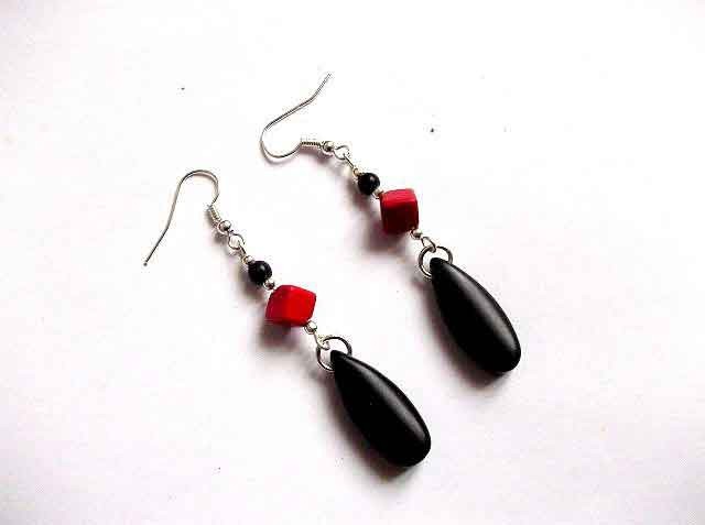 Cercei howlite rosu si negru 31997