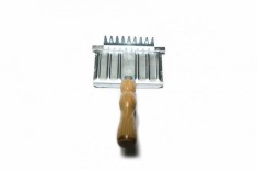 Tesala pentru animale cu maner din lemn Micul Fermier GF-0413