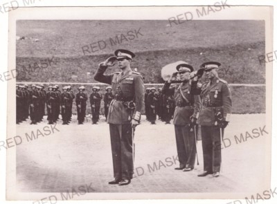 2317 - King MIHAI receiving the Military Honor (18/12 cm) - old PRESS PHOTO 1941 foto