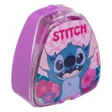 Ascuțitoare triplă din plastic cu design Stitch &ndash; ideală pentru creioane de diferite dimensiuni. Compactă (6 cm), colorată și ușor de folosit de către