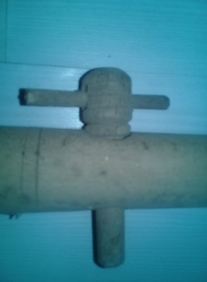 Canea veche din lemn pentru butoi,dop,cep,robinet,butoi,canea butoi,robinet lemn foto