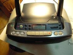 Radio casetofon recorder cu CD player Sony CFD-S01, CD-ul si radio-ul functioneaza bine, casetofonul nu functioneaza