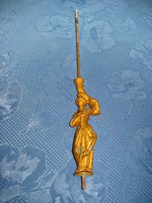 3959-Ornament pendula femeie bronz perioada 1900. foto