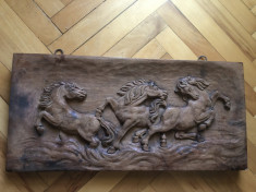 Sculptura veche rustica germana,in lemn masiv,cai in basorelief foto