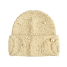 Caciula bej cu perle albe