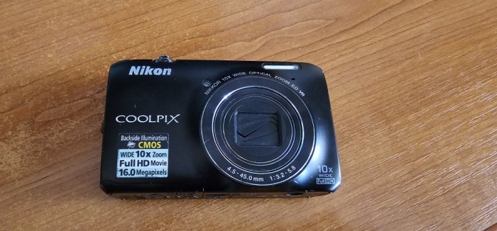 APARAT FOTO DIGITAL NIKON COOLPIX S6300 , DISPLAY SPART , FARA ACUMULATOR .