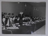 FOSTUL MINISTRU GOGU RADULESCU LA O CONFERINTA INTERNATIONALA , SEMNAND DOCUMENTE , FOTOGRAFIE DE PRESA ANII &#039; 70
