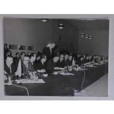 FOSTUL MINISTRU GOGU RADULESCU LA O CONFERINTA INTERNATIONALA , SEMNAND DOCUMENTE , FOTOGRAFIE DE PRESA ANII &#039; 70