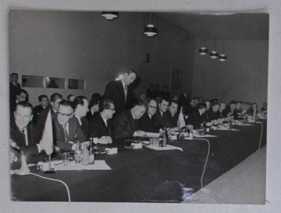 FOSTUL MINISTRU GOGU RADULESCU LA O CONFERINTA INTERNATIONALA , SEMNAND DOCUMENTE , FOTOGRAFIE DE PRESA ANII &amp;#039; 70 foto