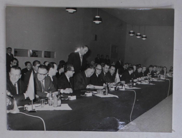 FOSTUL MINISTRU GOGU RADULESCU LA O CONFERINTA INTERNATIONALA , SEMNAND DOCUMENTE , FOTOGRAFIE DE PRESA ANII &#039; 70