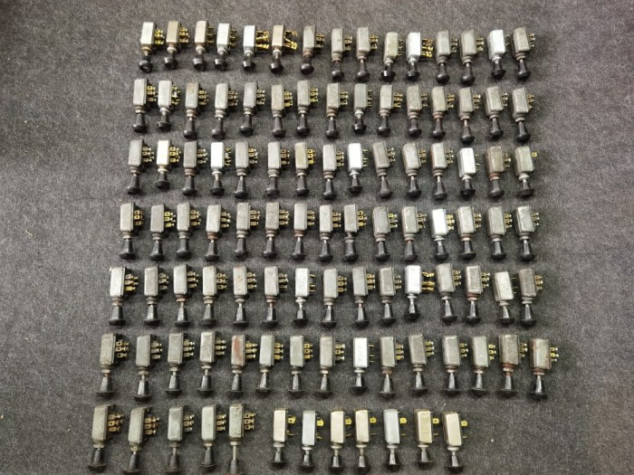 &Icirc;ntrerupător lumini, auto. Intrerupatoare vechi de camioane SR,Bucegi,TV,etc