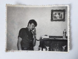 Fotografie cu tanar / adolescent vorbin la telefon fix, anii 80, 11.5x8.5cm