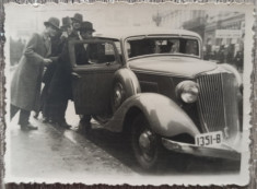 Tineri romani cu automobil de epoca, numere de Bucuresti, 1934// fotografie foto