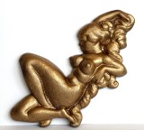 Nud de femeie - statueta tip aplica, turnata din fonta vopsita bronz-auriu, artizanat industrial din comunism, lungime 37 cm