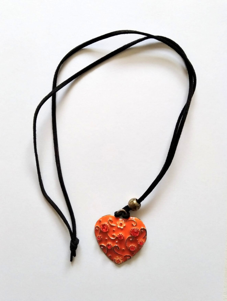 Colier cu pandativ inima portocalie, metal emailat, snur de piele, 43cm |  Okazii.ro