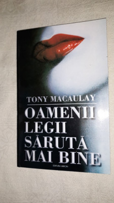 TONY MACAULEY - OAMENII LEGII SARUTA MAI BINE foto
