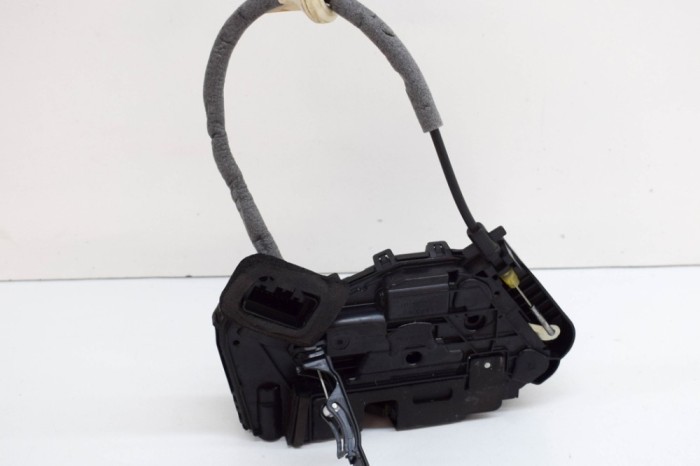 &Icirc;ncuietoare ușă st&acirc;nga față VW GOLF VII 5G1, BQ1, BE1, BE2 2017 OEM: 5TC837015 21009134