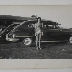 TANARA IN COSTUM DE BAIE LANGA UN AUTOMOBIL DE EPOCA , SAVANNAH BEACH , SUA , FOTOGRAFIE , DATATA 20.08 . 1949