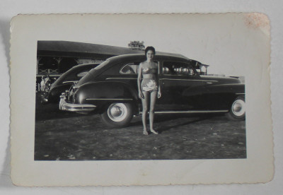 TANARA IN COSTUM DE BAIE LANGA UN AUTOMOBIL DE EPOCA , SAVANNAH BEACH , SUA , FOTOGRAFIE , DATATA 20.08 . 1949 foto