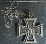 1813-1939,CRUCE DE FIER VECHE CU LANT METALIC(50x 45mm. si 31 g cu lant)/ LUNGIME LANT 520 MM.