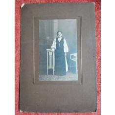 Fotografie tip CDV, femeie in costum popular, perioada interbelica
