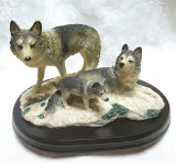 BIBELOU FIGURINA THE LEONARDO COLLECTION ANGLIA WOLF FAMILY - FAMILIE DE LUPI PE POSTAMENT LEMN 24.5 CM